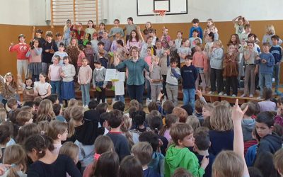 Der Schulchor singt „Im Urwald“